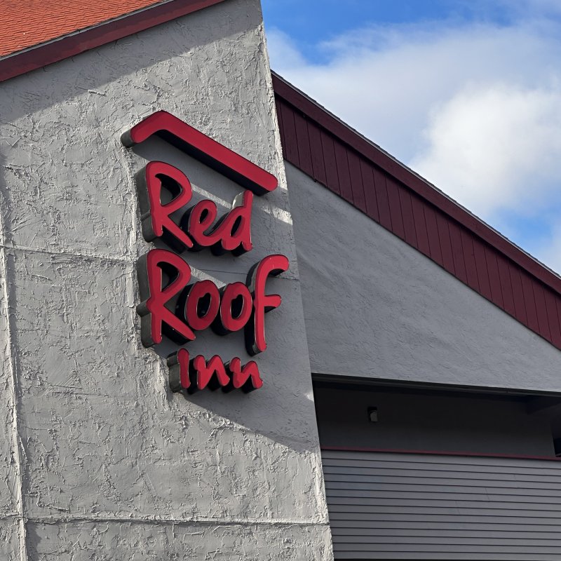 We be chillin at the Red Roof Inn!